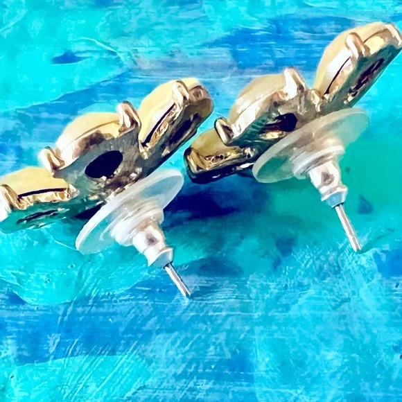 🌟HP🌟Flower Stud Earrings - Picture 3 of 4